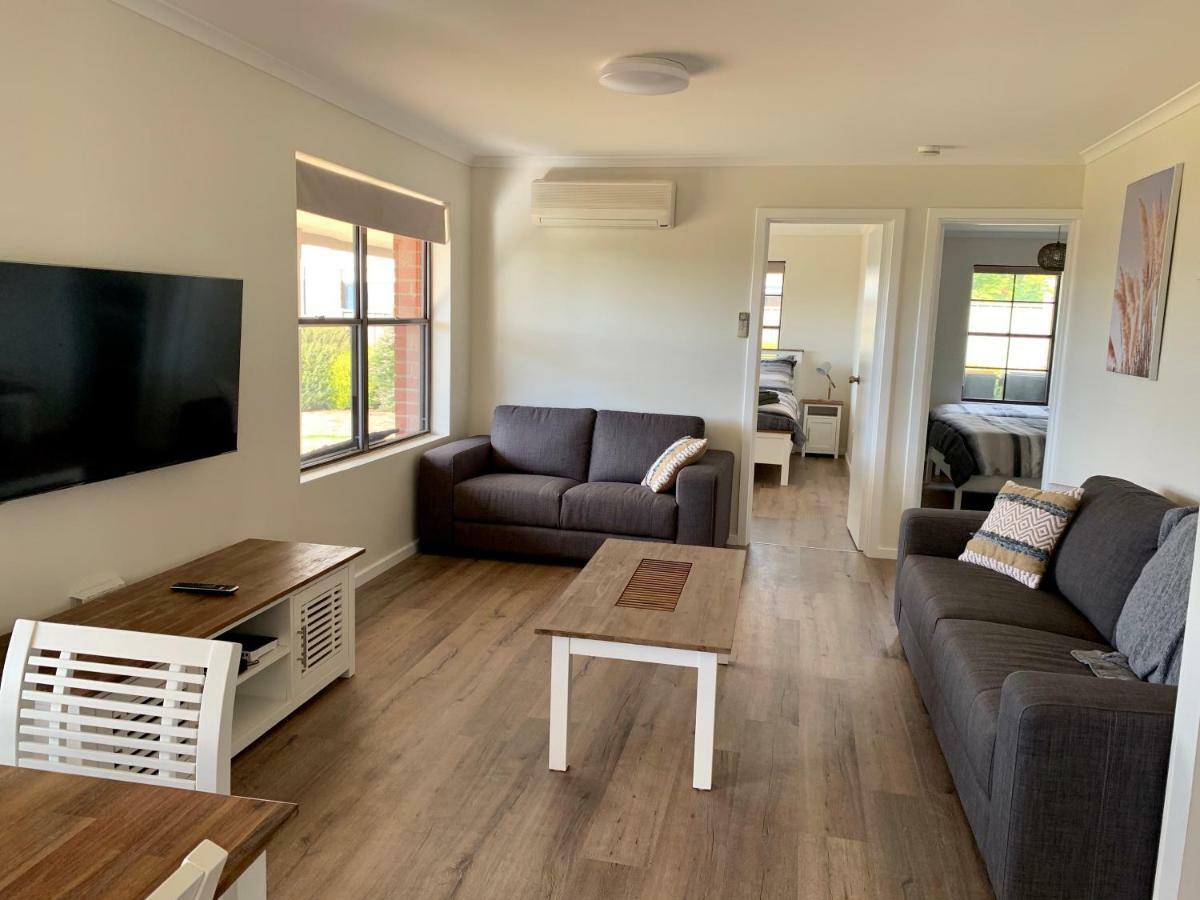 Berds Nest Emu Bay
